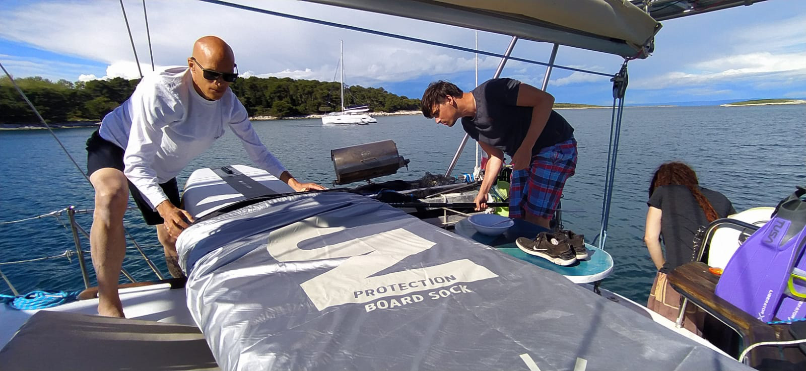 Die UV-Hülle schützt iSUPS auch an Deck eines Bootes